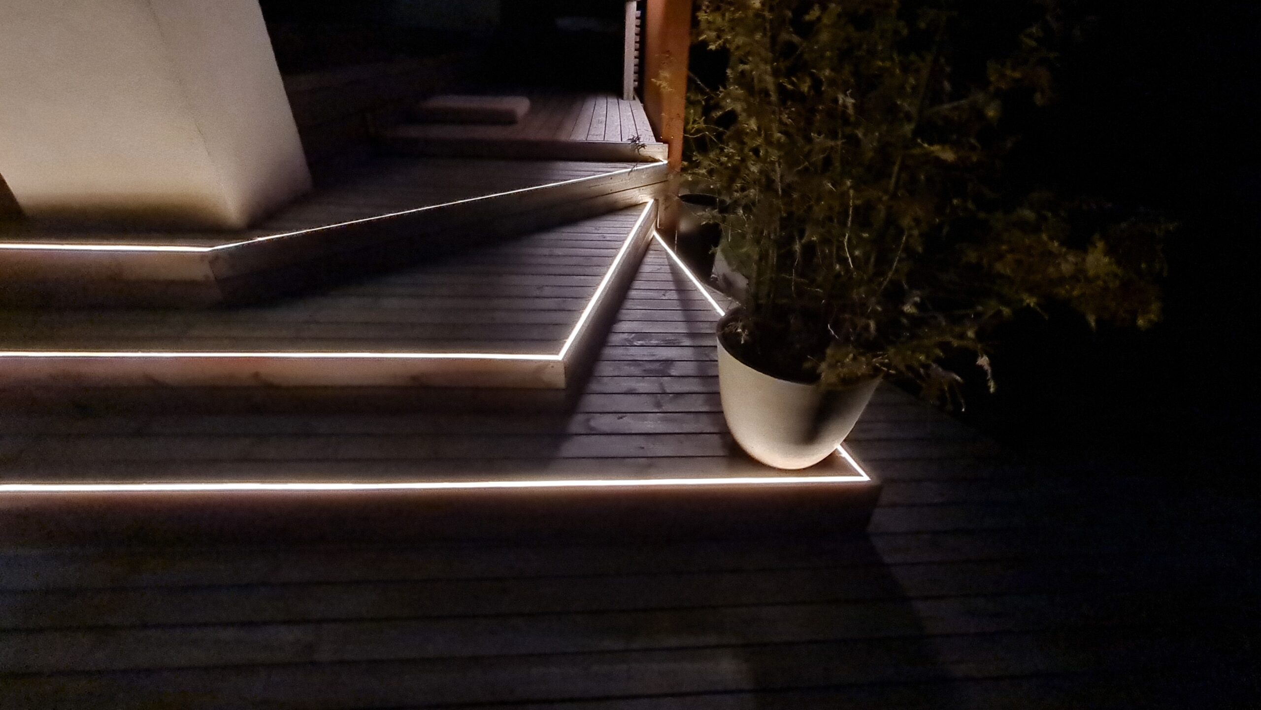 Porrasaskelmien reunat valaistu led-valonauhalla turvallisuutta tuomaan