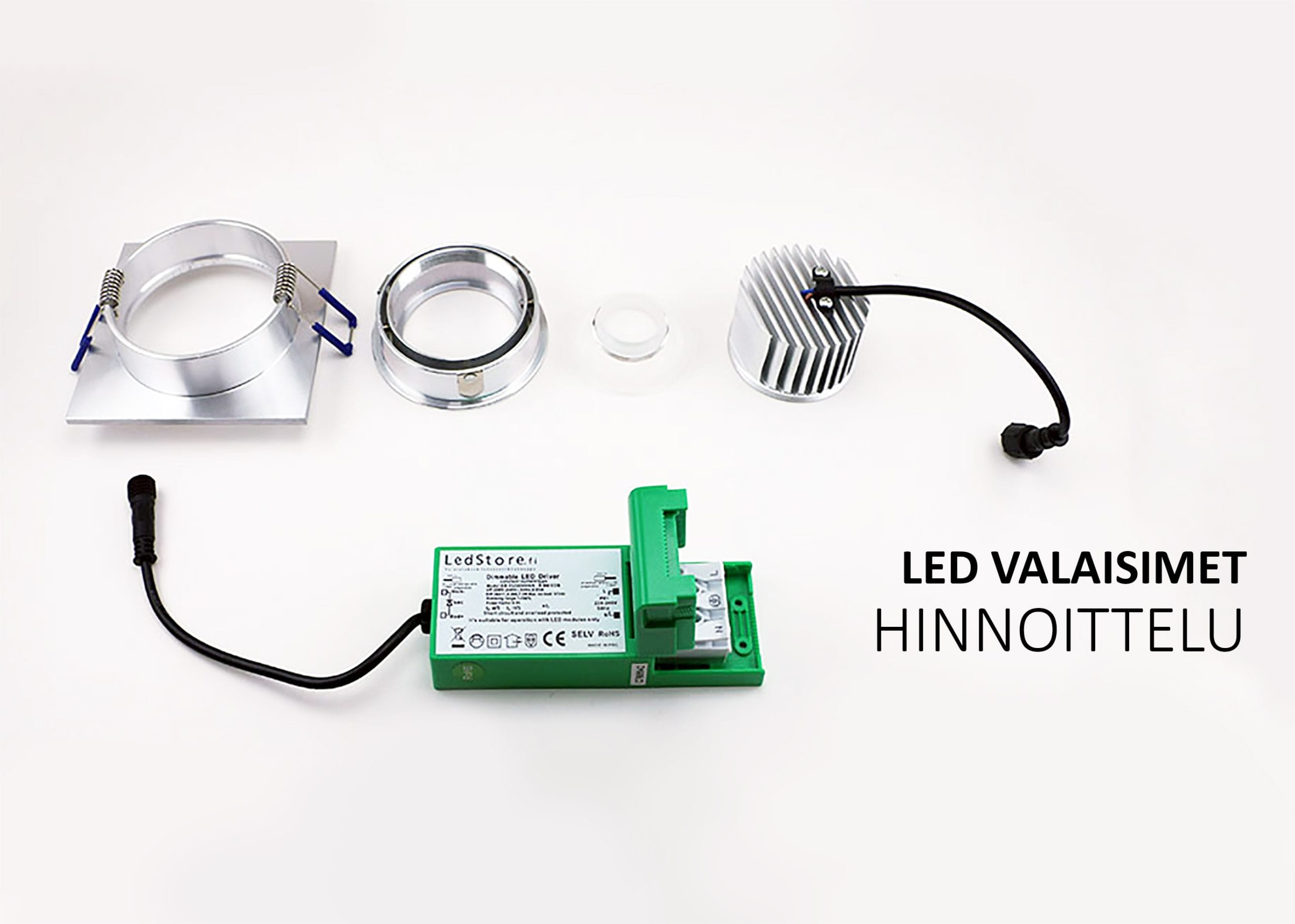 LED-valaistuskomponenttien asettelu: kannake, pyöreä linssi, jäähdytyselementti johdolla, virtalähde. Teksti: "LED VALAISIMET HINNOITTELU." Ihanteellinen LED-projekteihin.