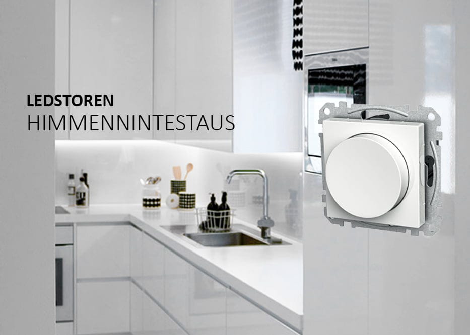 Moderni keittiö, jossa valkoiset kaapit; etualalla on suuri pyöreä himmennyskytkin LED-valaistuksen ohjaamiseen, teksti "LEDSTOREN HIMMENNINTESTAUS" näkyy vasemmalla.