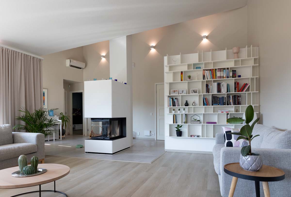 Led-seinävalot olohuoneessa korkeassa tilassa